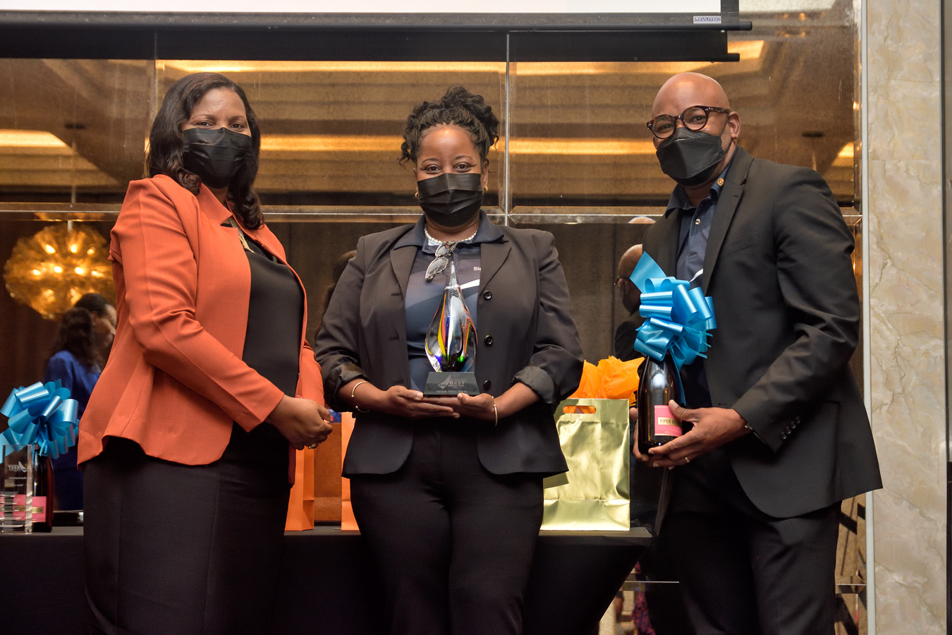 Presentation to Medium Category Winner (SigniaGlobe Financial Group Inc.)