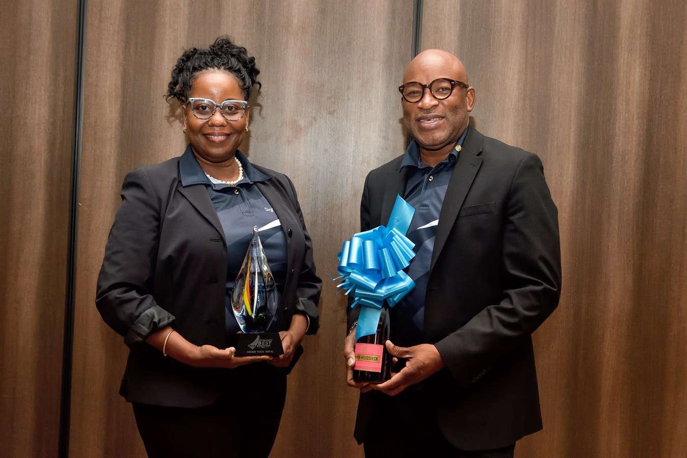 Medium Category Winner - Representatives from SigniaGlobe Financial Group Inc